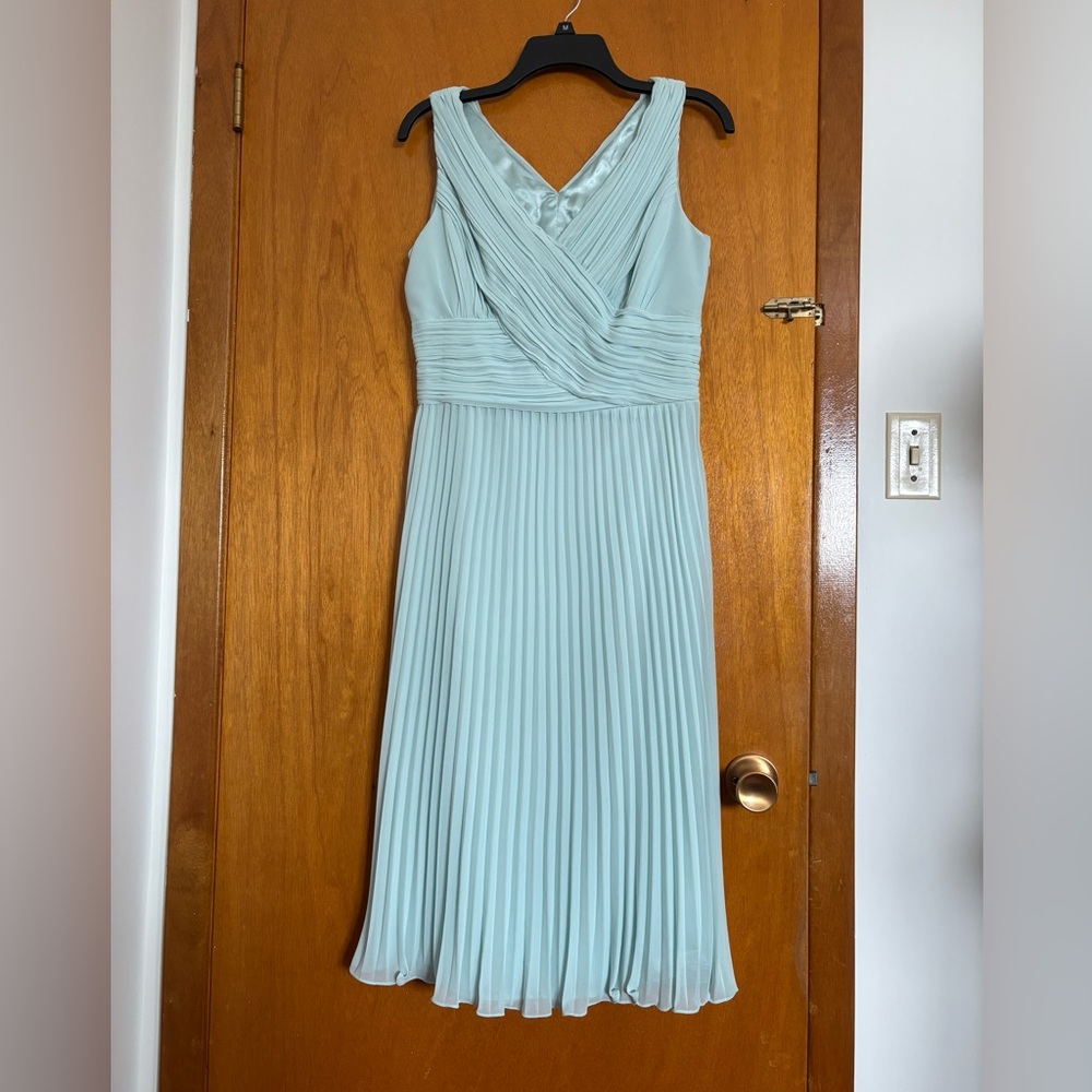 Elegant Sleeveless Pleated Dress with Accessories